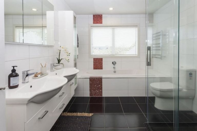 Photo of property in 33 Lakewood Drive, Burwood, Christchurch, 8083