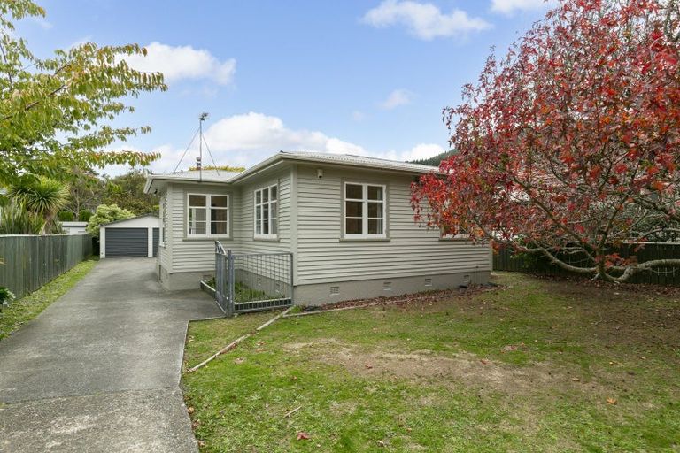 Photo of property in 29 Collins Avenue, Tawa, Wellington, 5028