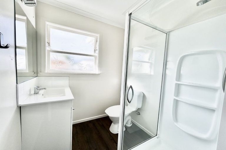 Photo of property in 32 Queenwood Road, Levin, 5510