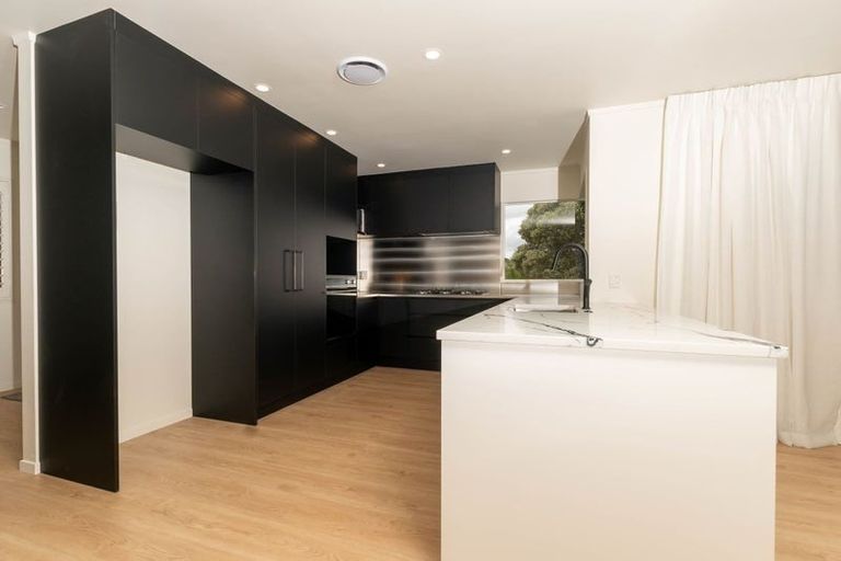 Photo of property in 26 Whiting Grove, West Harbour, Auckland, 0618