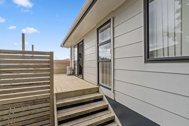 Photo of property in 2/35 Secretariat Place, Randwick Park, Auckland, 2105