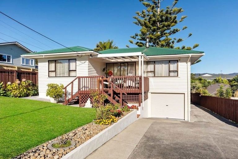 Photo of property in 1/81 Awaroa Road, Sunnyvale, Auckland, 0612