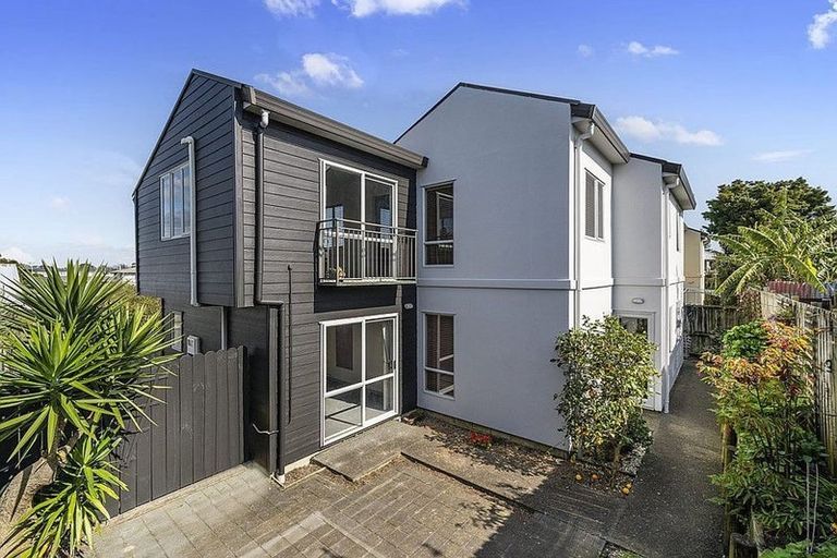 Photo of property in 2b Hall Avenue, Mangere, Auckland, 2022