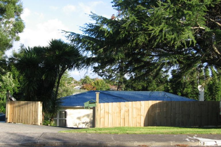 Photo of property in 12 Sylvan Crescent, Te Atatu South, Auckland, 0610