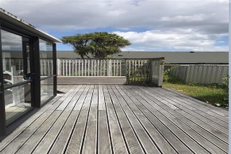 Photo of property in 1/17 Orchid Place, Te Atatu South, Auckland, 0610