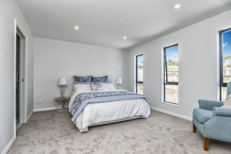 Photo of property in 9 Nerehana Place, Red Beach, 0932