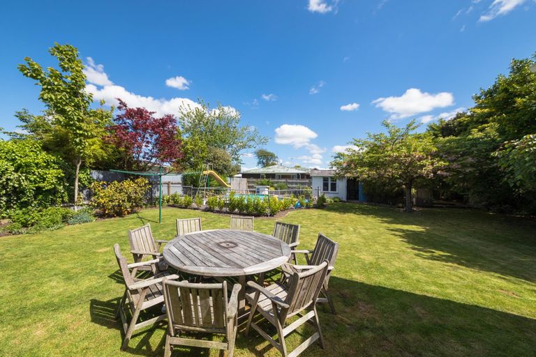 Photo of property in 11 Dorset Crescent, Hokowhitu, Palmerston North, 4410