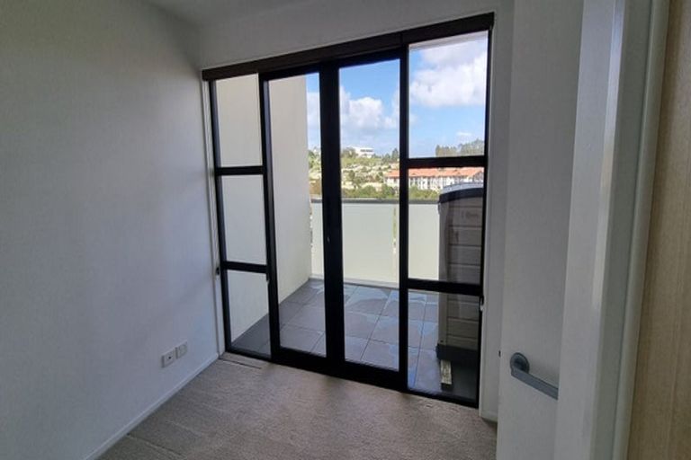 Photo of property in Apollo Apartments, 201/46 Rosedale Road, Rosedale, Auckland, 0632