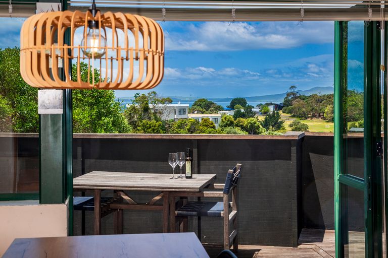 Photo of property in 6 Gannet Point, Rothesay Bay, Auckland, 0630