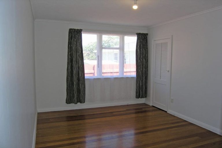 Photo of property in 5 Hollard Grove, Avalon, Lower Hutt, 5011