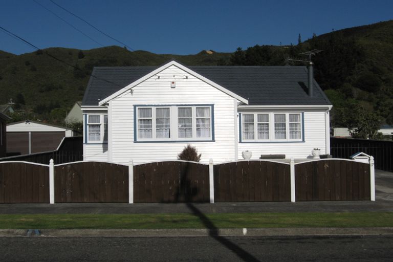 Photo of property in 17 Newcombe Street, Naenae, Lower Hutt, 5011