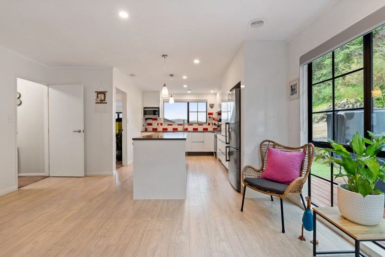 Photo of property in 16 Ordley Grove, Tawa, Wellington, 5028