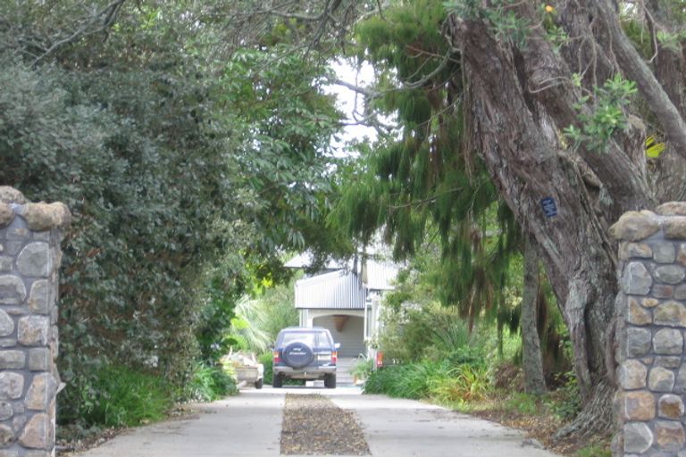 Photo of property in 15 Glen Road, Stanley Point, Auckland, 0624