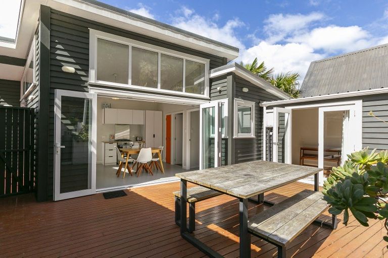 Photo of property in 106 Breaker Bay Road, Breaker Bay, Wellington, 6022