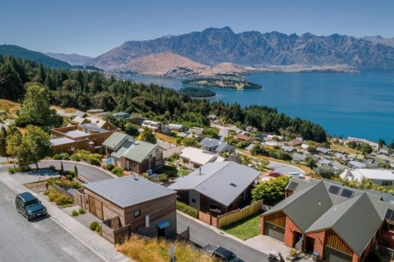 Photo of property in 136 Wynyard Crescent, Fernhill, Queenstown, 9300