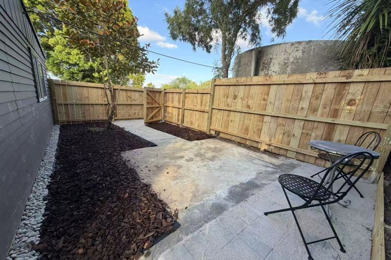 Photo of property in 646 Waitakere Road, Kumeu, 0891