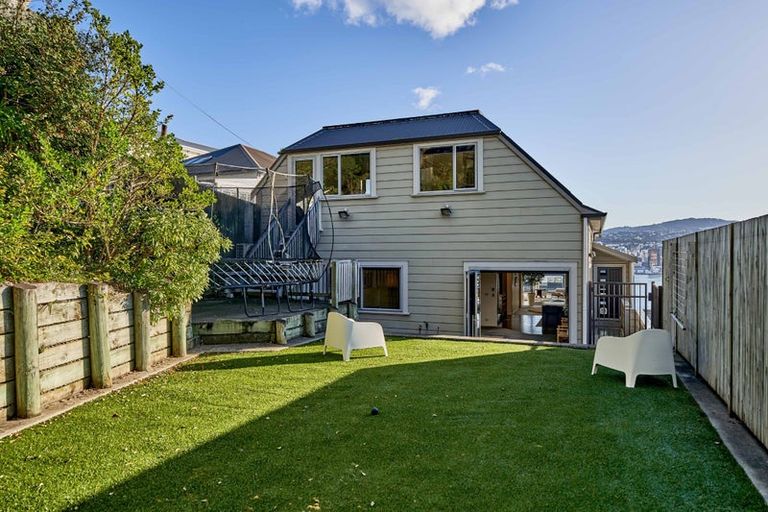 Photo of property in 25 The Crescent, Roseneath, Wellington, 6011