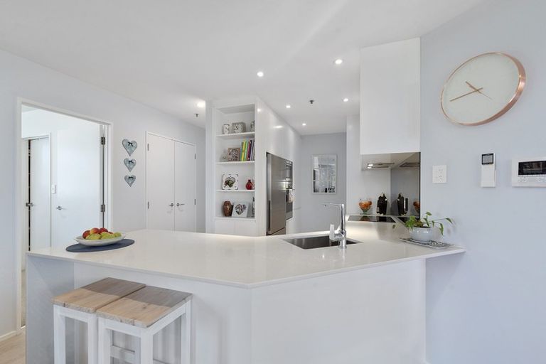 Photo of property in 2d/171 Hurstmere Road, Takapuna, Auckland, 0622