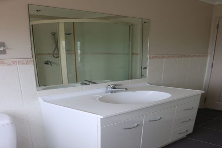 Photo of property in 26 Canary Place, Unsworth Heights, Auckland, 0632