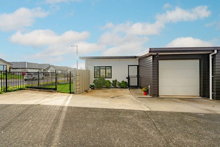 Photo of property in 31 Tuuhura Road, Pukekohe, 2120