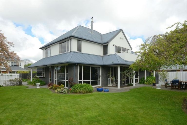 Photo of property in 16 Huntingdon Place, Avonhead, Christchurch, 8042