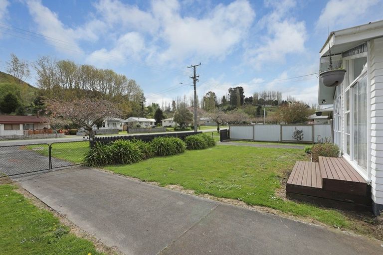 Photo of property in 14 Ongo Road, Hunterville, 4730
