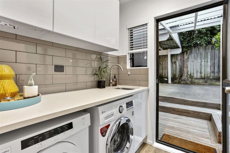 Photo of property in 1/38 Woodside Avenue, Northcote, Auckland, 0627