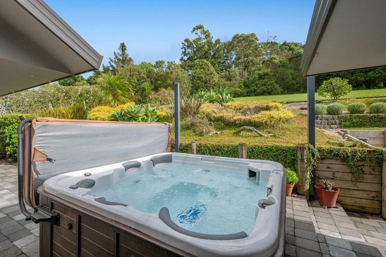Photo of property in 12 Hobbs Road, Matakatia, Whangaparaoa, 0930