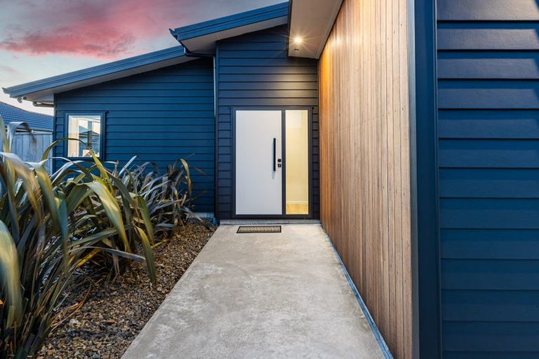 Photo of property in 10 Cyprus Place, Fitzherbert, Palmerston North, 4410