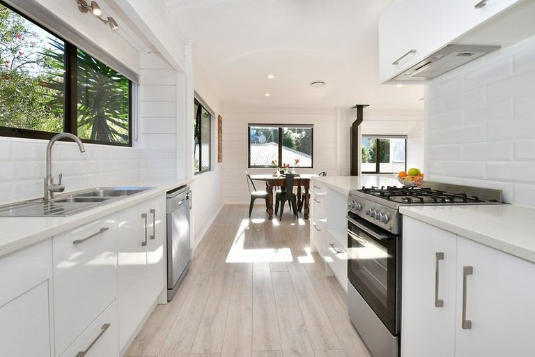 Photo of property in 30b Elliston Crescent, Stanmore Bay, Whangaparaoa, 0932