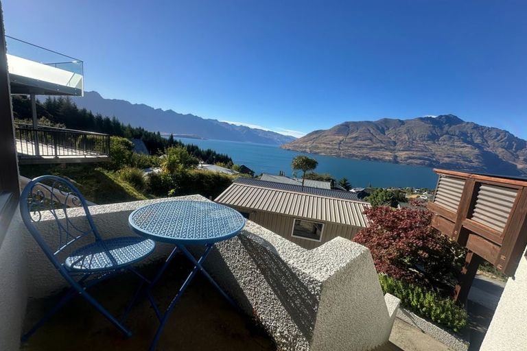Photo of property in 92 Wynyard Crescent, Fernhill, Queenstown, 9300