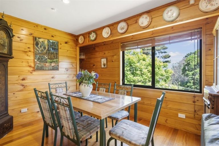 Photo of property in 6 Tasman Avenue, Henderson Valley, Auckland, 0614