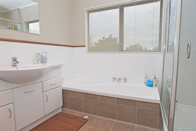 Photo of property in 1 Springdale Grove, Fitzherbert, Palmerston North, 4410