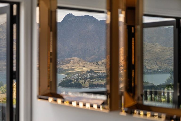 Photo of property in 13 Caples Place, Fernhill, Queenstown, 9300