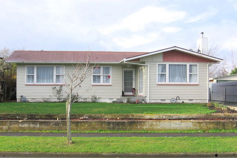 Photo of property in 15 Mokau Place, Terrace End, Palmerston North, 4410