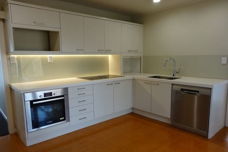 Photo of property in 2 The Anchorage, Sunnyhills, Auckland, 2010