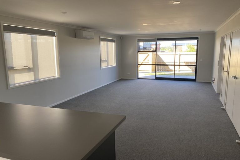 Photo of property in 35 Discovery Place, Marfell, New Plymouth, 4310