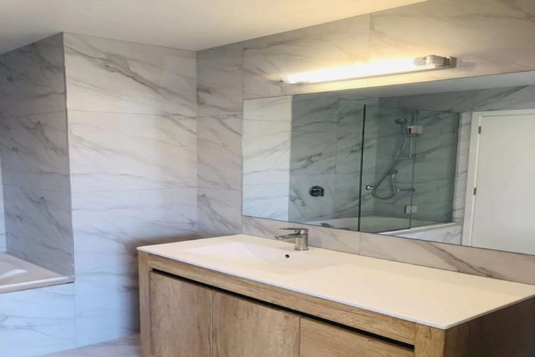 Photo of property in 14 Ingham Court, Fairview Heights, Auckland, 0632