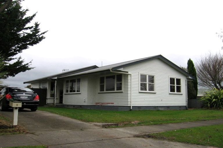 Photo of property in 5 Motuoapa Place, Kelvin Grove, Palmerston North, 4414