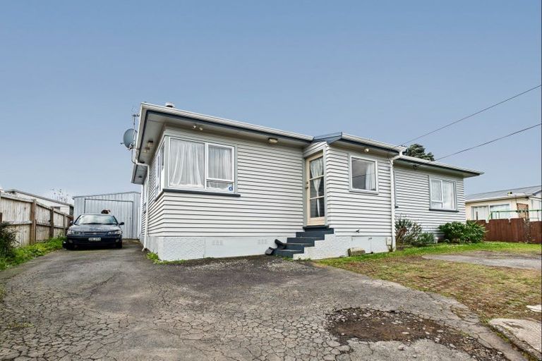 Photo of property in 96 Omata Road, Marfell, New Plymouth, 4310