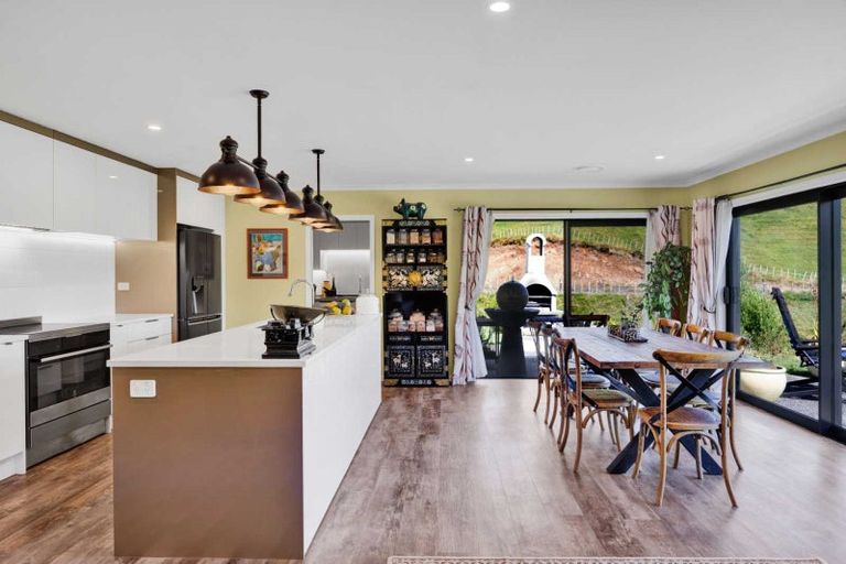 Photo of property in 2 Te Ara Karoiroa Road, Hurford, New Plymouth, 4374