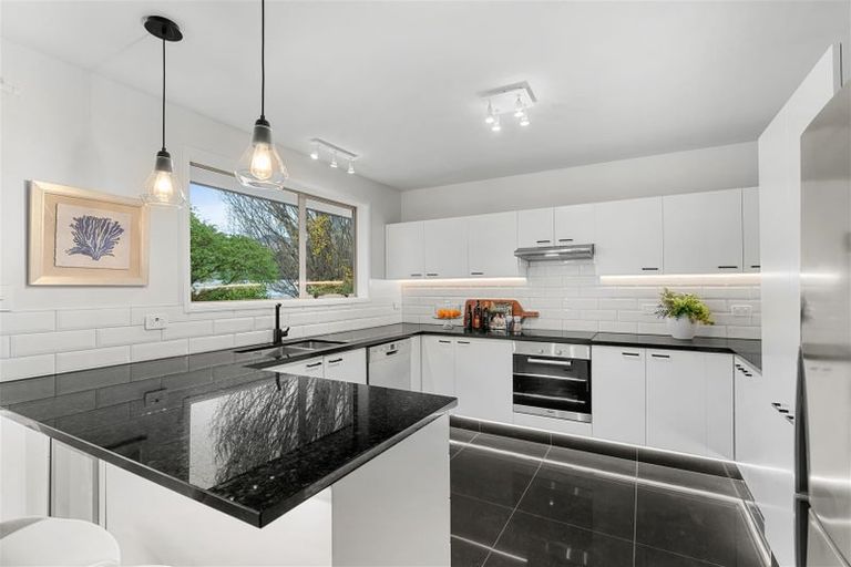 Photo of property in 11 Gilders Grove, Heathcote Valley, Christchurch, 8022