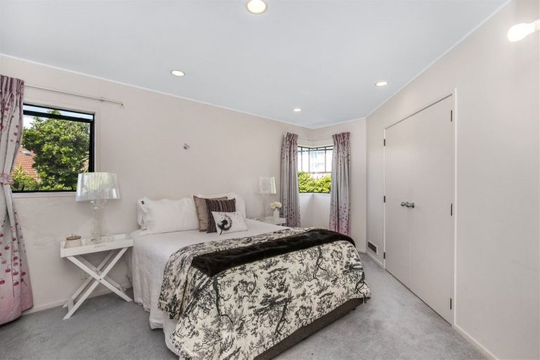 Photo of property in 8 Gillard Place, Eastern Beach, Auckland, 2012