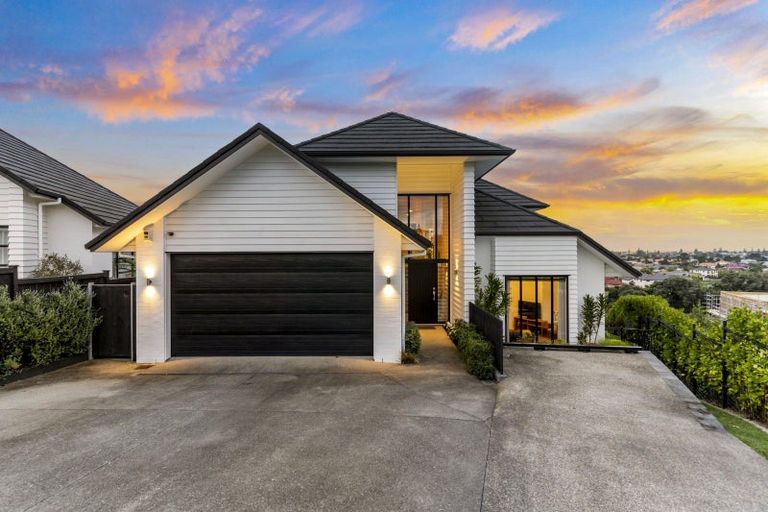 Photo of property in 69 Maka Terrace, Orewa, 0931