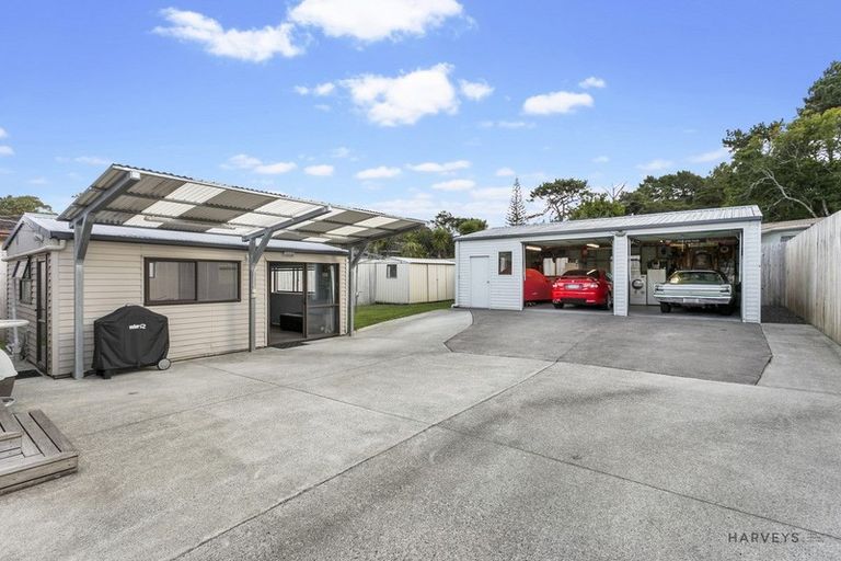 Photo of property in 42 Castleford Street, Green Bay, Auckland, 0604