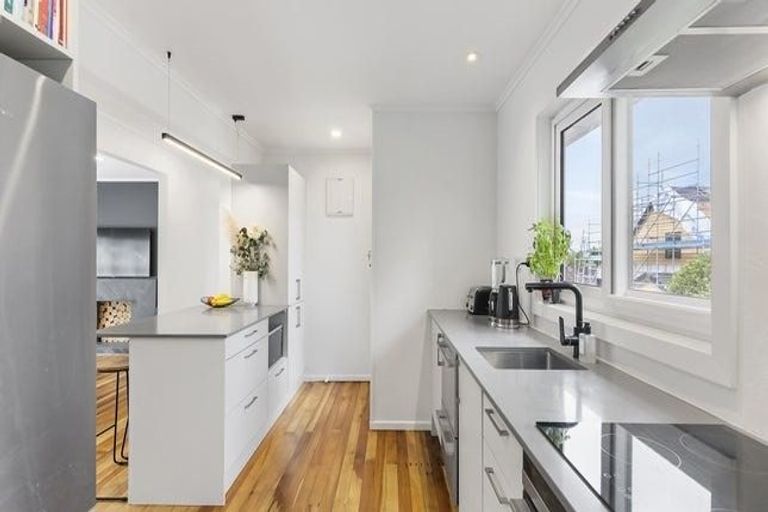 Photo of property in 1/60 Hillcrest Avenue, Hillcrest, Auckland, 0627