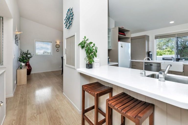 Photo of property in 15 Miami Place, One Tree Point, 0118