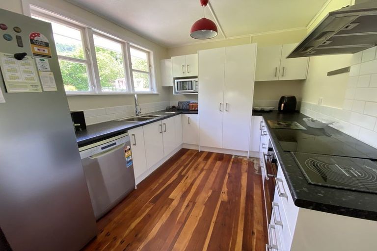 Photo of property in 111 Manuka Street, Stokes Valley, Lower Hutt, 5019