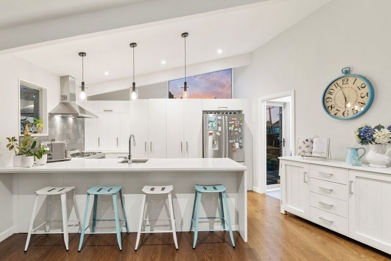 Photo of property in 102 Walmer Road, Point Chevalier, Auckland, 1022