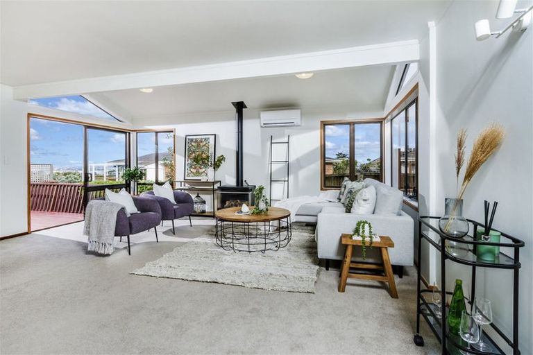 Photo of property in 1/3 Holdaway Avenue, Northcote, Auckland, 0627